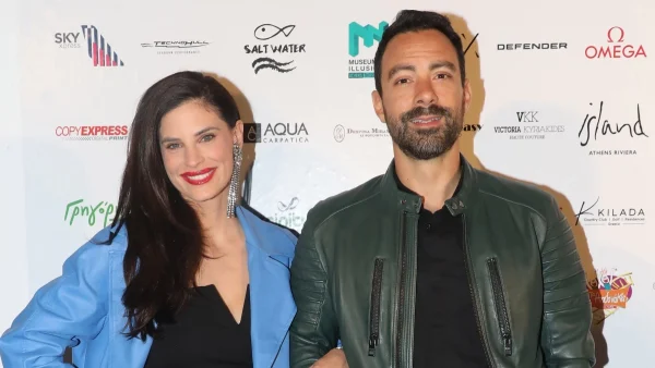 Πελώριο με λευκές μπάλες και κόκκινα λουλούδια - Εντυπωσιακό το χριστουγεννιάτικο δέντρο στο σπίτι Μπόμπα & Τανιμανίδη