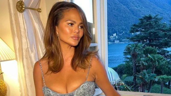 Chrissy Teigen: Αυτό είναι το μεθυστικό άρωμα που φορά εδώ και χρόνια!