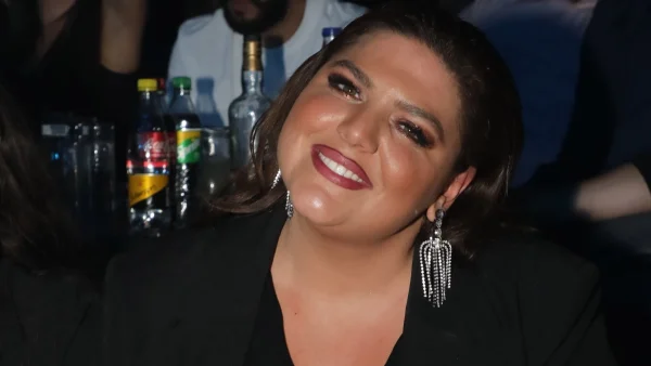 Δίπλα από το τζάκι - Με χρυσά, λευκά και μπρονζέ στολίδια το χριστουγεννιάτικο δέντρο "υπερπαραγωγή" της Δανάης Μπάρκα