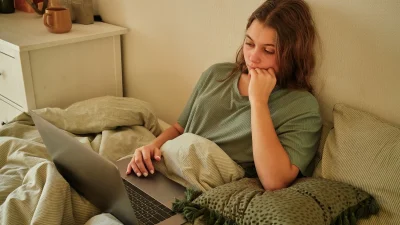 Τι είναι η «κατάθλιψη» των γιορτών, γιατί συμβαίνει τα Χριστούγεννα & τι συναισθήματα δημιουργεί; Ο ειδικός συμβουλεύει