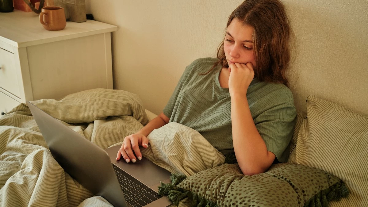 Τι είναι η «κατάθλιψη» των γιορτών, γιατί συμβαίνει τα Χριστούγεννα & τι συναισθήματα δημιουργεί; Ο ειδικός συμβουλεύει