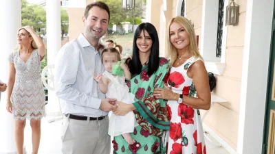 Χριστίνα Παππά: Η τρυφερή φωτογραφία με την εγγονή της κάτω από το Χριστουγεννιάτικο δέντρο