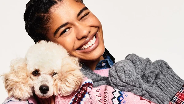 H Benetton δημιούργησε για τα Χριστούγεννα συλλογή ρούχων για σκυλιά!