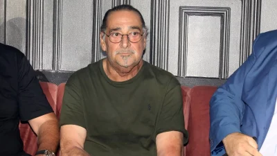 Βασίλης Καρράς: «Αδερφέ θα τα ξαναπούμε...» - Τα συγκινητικά μηνύματα των καλλιτεχνών στα στεφάνια, που έστειλαν