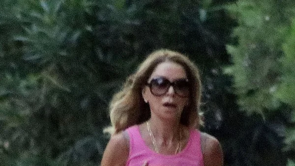 Με κολάν, t-shirt και μαλλιά κομμωτηρίου - Το κορμί της Έλλης Στάη στα 69 της χρόνια την ώρα της γυμναστικής της