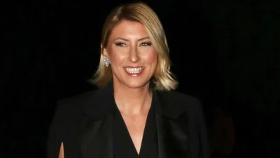 Σία Κοσιώνη: Έτσι όπως δεν την έχουμε ξαναδεί - Τέλος τα σακάκια και το αυστηρό ίσιο χτένισμα στα μαλλιά της