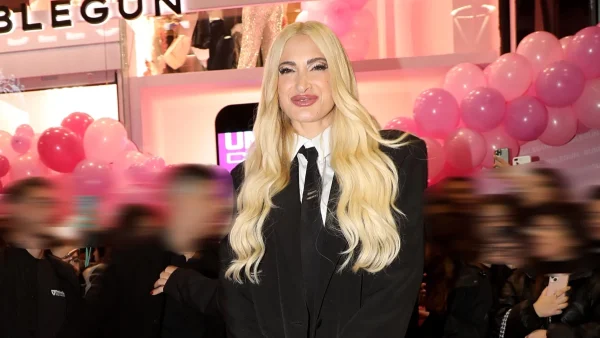 Ιωάννα Τούνη: «Ζελεδάκι μου» - Έντυσε χριστουγεννιάτικα το γιο της, Πάρη