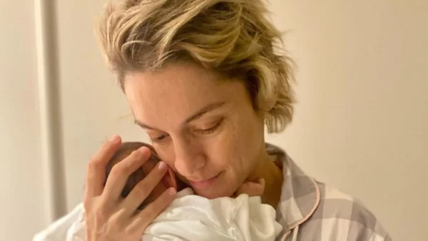 Η πρώτη βόλτα της Γιούλικας Σκαφιδά με τον νεογέννητο γιο της - Χαλαρή για ψώνια με το καρότσι