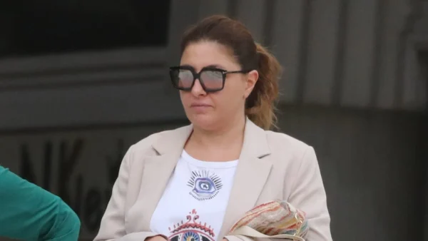 Στο ένα χέρι κράταγε τα τσιγάρα της & με το άλλο χάιδευε τον Ανδρέα Καψάλη - Άβαφη η Έλενα Παπαρίζου στη βόλτα με τον σύζυγό της