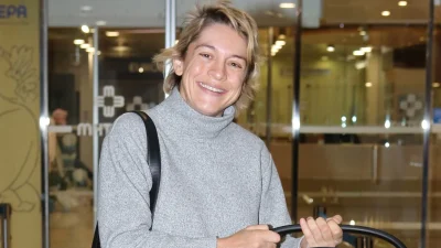 Χαμογελαστή με το νεογέννητο στα χέρια της - Η έξοδος της Γιούλικας Σκαφιδά από το μαιευτήριο μετά τον τοκετό