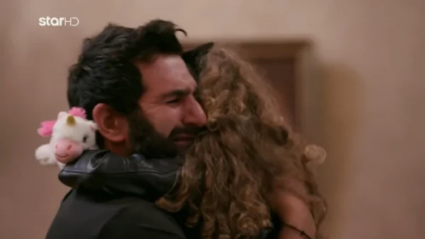 Φάρμα ημιτελικός: «Μου κόπηκαν τα πόδια» - Ξέσπασε κλάματα ο Γιαννακίδης μόλις είδε τις κόρες του! Το φιλί του Αλέξανδρου με τη σύντροφό του στο στόμα