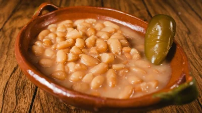 Παραδοσιακή φασολάδα: Τα μυστικά για να βγει χυλωμένη - Προσοχή στα φασόλια που είναι κιτρινισμένα και σκασμένα