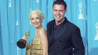 Θα φορούσες ένα φόρεμα φτιαγμένο από 250 credit cards; Τι, όχι;