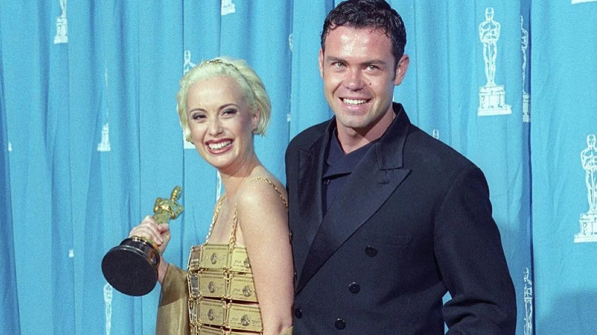 Θα φορούσες ένα φόρεμα φτιαγμένο από 250 credit cards; Τι, όχι;