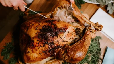 Πρωτοχρονιάτικη συνταγή: Λαχταριστή γεμιστή γαλοπούλα με μπόλικο βούτυρο και τραγανή πέτσα