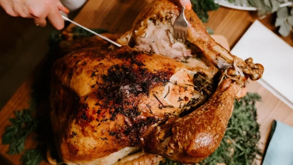 Πρωτοχρονιάτικη συνταγή: Λαχταριστή γεμιστή γαλοπούλα με μπόλικο βούτυρο και τραγανή πέτσα