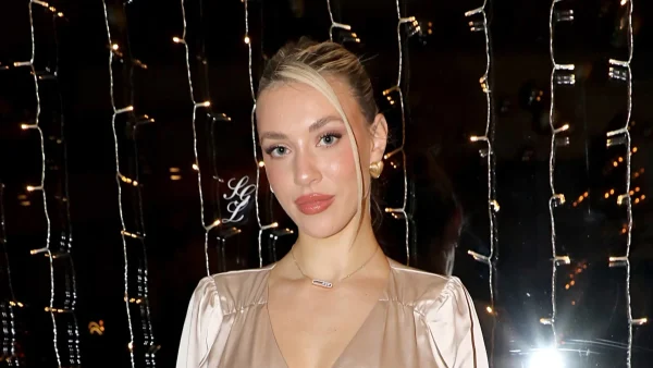 Χωρίς τον Μάστορα σε πάρτι - Με χρυσό μίνι φόρεμα κορσέ και ψηλοτάκουνες γόβες η Γαρυφαλλιά Καληφώνη στον Λυκαβηττό