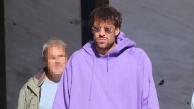 Κρατούσε από το χέρι την 5χρονη κόρη τους - Η σπάνια έξοδος του Γιώργου Πρίντεζη με την σύζυγό του στο κέντρο της Αθήνας