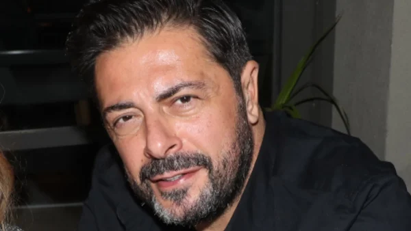 Γιώργος Χειμωνέτος: Σπάνια βραδινή έξοδος με την καλλονή σύζυγό του - Νυχτοπερπατήματα για το ερωτευμένο ζευγάρι