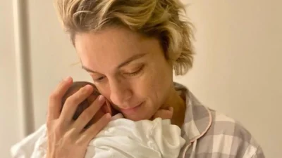 Μαμά και γιος τρεις εβδομάδες μαζί - Η τρυφερή φωτογραφία της Γιούλικας Σκαφιδά με το χεράκι του μωρού της