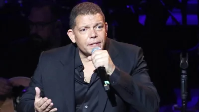 Σε σχέση με μελαχρινή τραγουδίστρια - Ερωτευμένος ξανά ο Γρηγόρης Μπιθικώτσης μετά το χωρισμό από την Ελένη Τσιριγκάκη