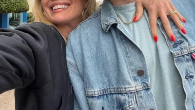 Έγκυος γνωστή τραγουδίστρια - Ποζάρει με φουσκωμένη κοιλίτσα μαζί με την οικογένεια της στο σαλόνι του σπιτιού της