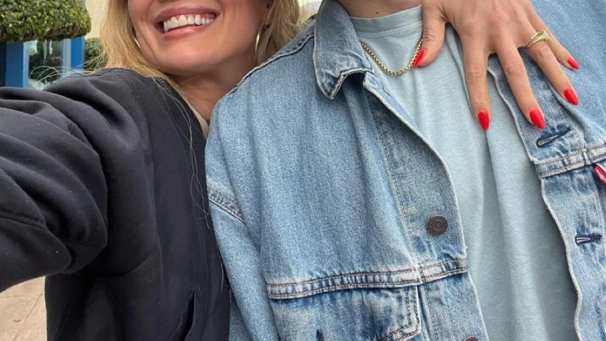 Έγκυος γνωστή τραγουδίστρια - Ποζάρει με φουσκωμένη κοιλίτσα μαζί με την οικογένεια της στο σαλόνι του σπιτιού της