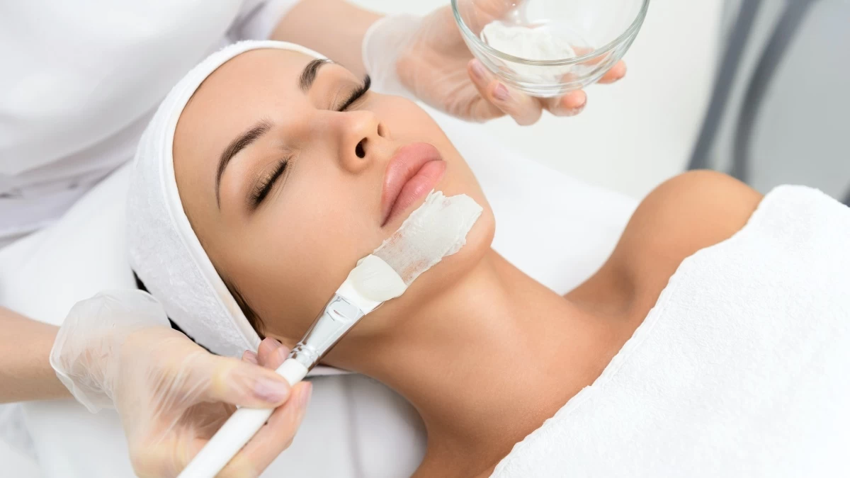 Hydrafacial: Όλα όσα πρέπει να ξέρεις για τη θεραπεία που θα σε κάνει να λάμψεις φέτος στις γιορτές!