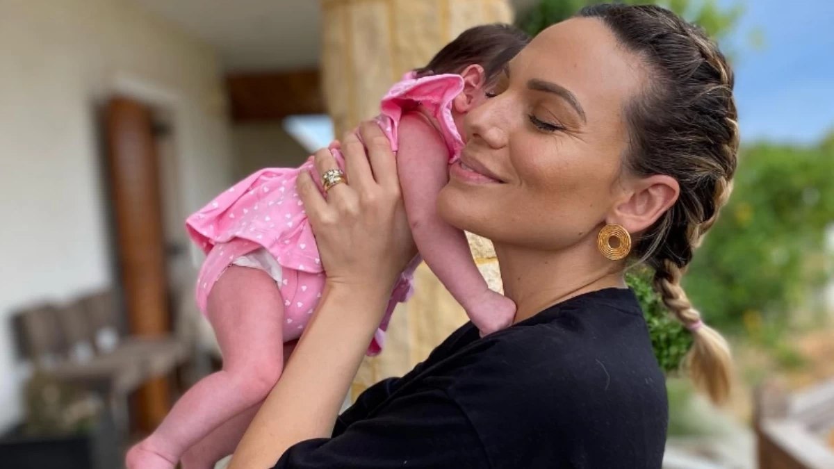 Ολόκληρο κορίτσι η κόρη της Ιωάννας Μαλέσκου και του Κωνσταντίνου Δανιά - Ξεκίνησαν τα πρώτα γεύματα για τη μπέμπα