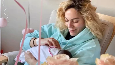 Ιωάννα Μαλέσκου: «Ντροπή μου που τα ρίχνω στο παιδί μου» - Το βίντεο με την κόρη της στο διαμέρισμά της