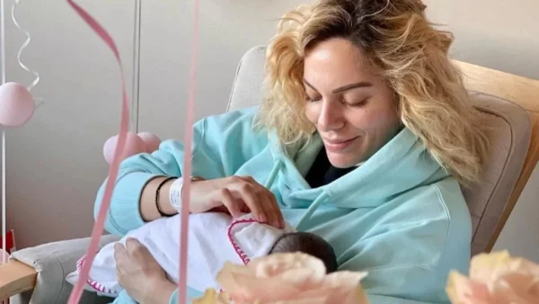 Ιωάννα Μαλέσκου: «Ντροπή μου που τα ρίχνω στο παιδί μου» - Το βίντεο με την κόρη της στο διαμέρισμά της