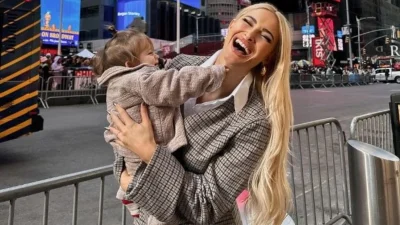 Ντυμένος με πράσινες, βελουτέ φόρμες - Ξετρελαμένη η Ιωάννα Τούνη με τις χορευτικές κινήσεις του Πάρη (Βίντεο)