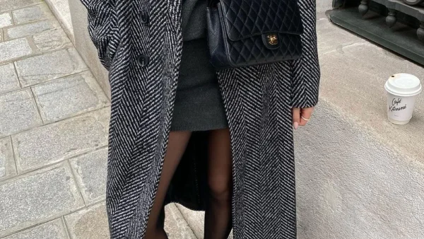 Ναι, τα λευκά καλτσάκια φοριούνται τον χειμώνα πάνω από το μαύρο καλσόν - Δύο τάσεις ενώνονται σε μία