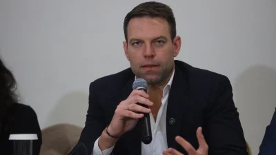 Η Ελλάδα καίγεται και «πουλάει» ο έρπης του Κασσελάκη