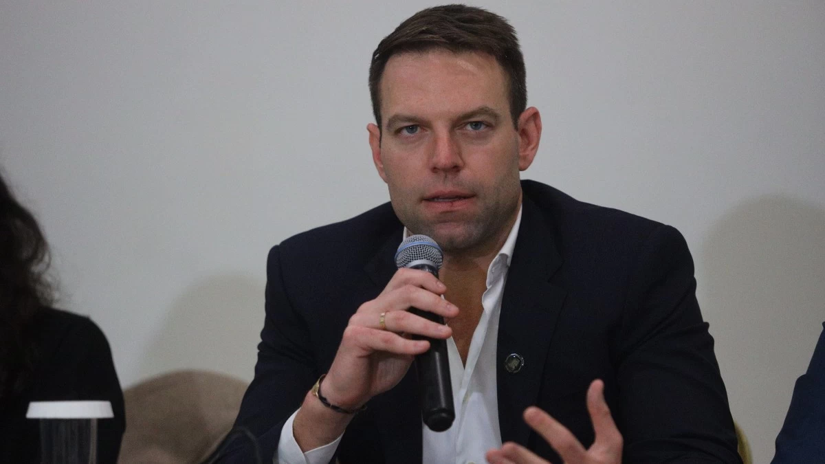 Η Ελλάδα καίγεται και «πουλάει» ο έρπης του Κασσελάκη