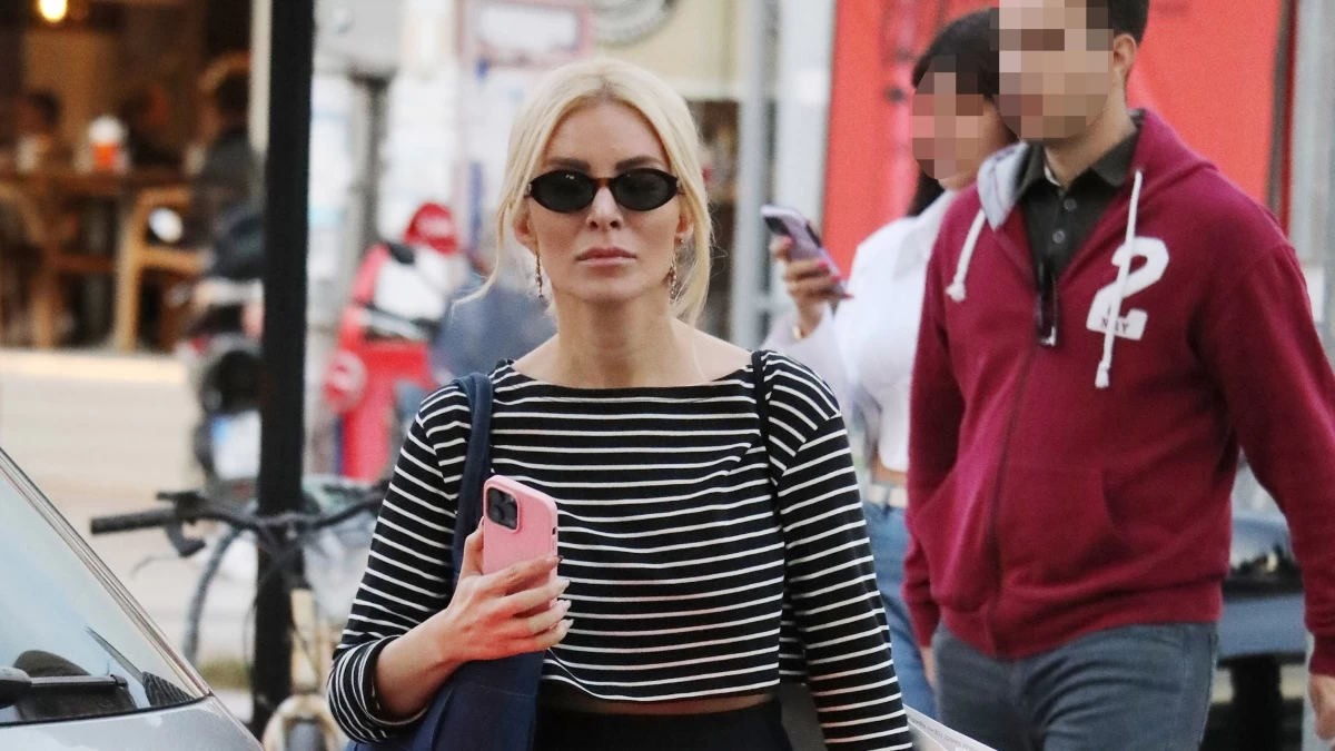 Με φούστα, λευκά μποτάκια κάλτσα, τα χέρια γεμάτα ψώνια και το κινητό στο αυτί - Η μοναχική βόλτα της Κατερίνας Καινούργιου στη Γλυφάδα