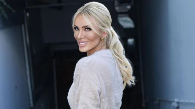 Animal print παντελόνι + crop πουλόβερ: Η Κατερίνα Καινούργιου μάς δίνει το καλύτερο retro inspo