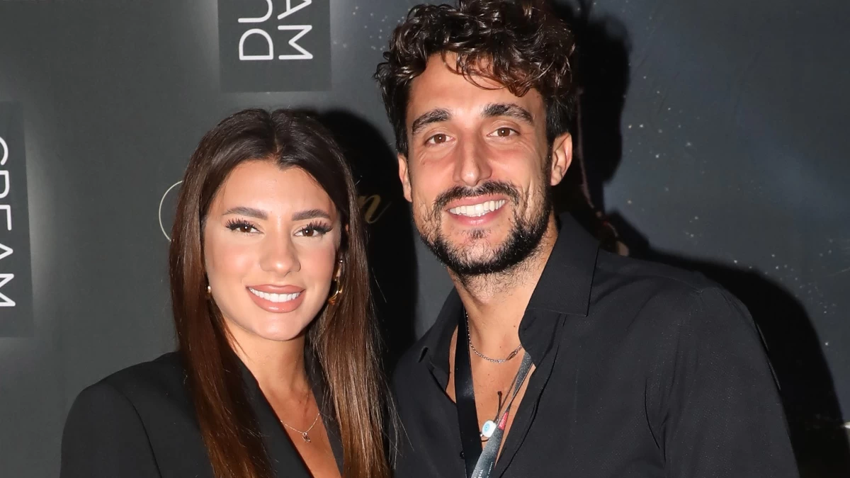 Σάκης Κατσούλης: Με μαύρο κοστούμι, παπιγιόν & χρυσό ρολόι - Περήφανη η Μαριαλένα Ρουμελιώτη για τον σύντροφό της