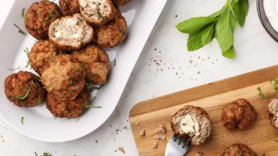 Τραγανά από έξω, μαλακά από μέσα - Μοσχαρίσια κεφτεδάκια γεμιστά με φέτα