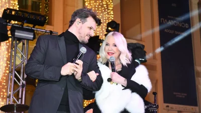 Με παγιετέ παντελόνα, γούνα και κόκκινο κραγιόν η Ρούλα Κορομηλά δίπλα στον Κιάμο - Χαμός από κομφετί και λαμπιόνια στη φωταγώγηση του χριστουγεννιάτικου δέντρου στον Πειραιά