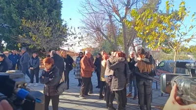 Σπαραγμός στην κηδεία της 50χρονης που κατασπάραξαν σκυλιά στη Θεσσαλονίκη - Αγκαλιασμένη σφιχτά η οικογένειά της