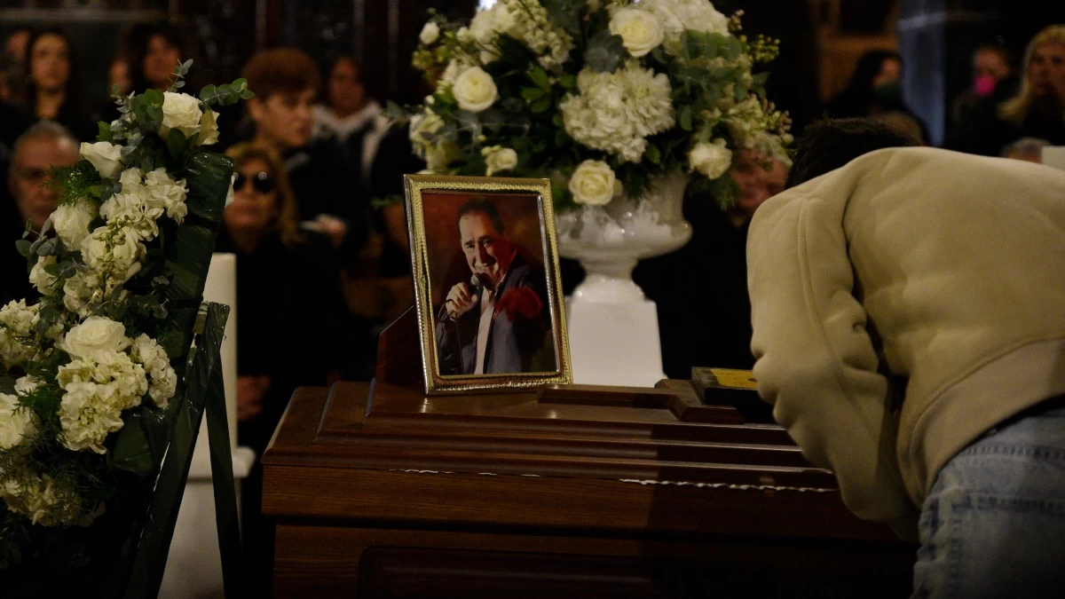 Βασίλης Καρράς: Οι καλλιτέχνες που έδωσαν το παρόν στην εξόδιο ακολουθία του