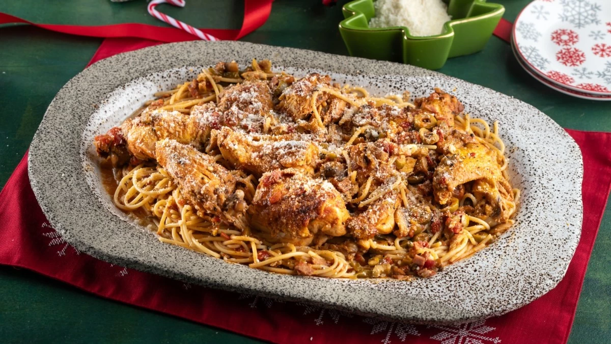 Λιώνει στο στόμα - Ζουμερός κόκορας κρασάτος με μακαρόνια: Το μυστικό για να βγει μαλακός και όχι σκληρός