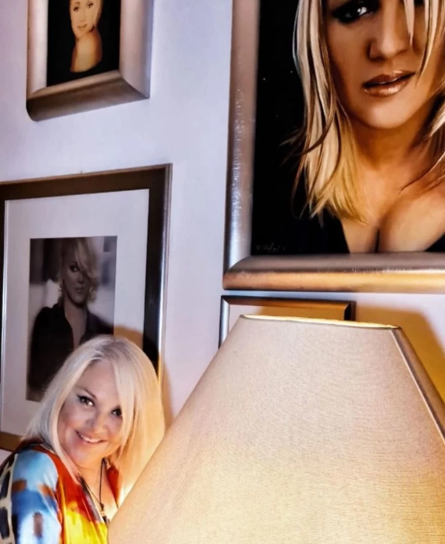 Ρούλα Κορομηλά - Κορνίζες