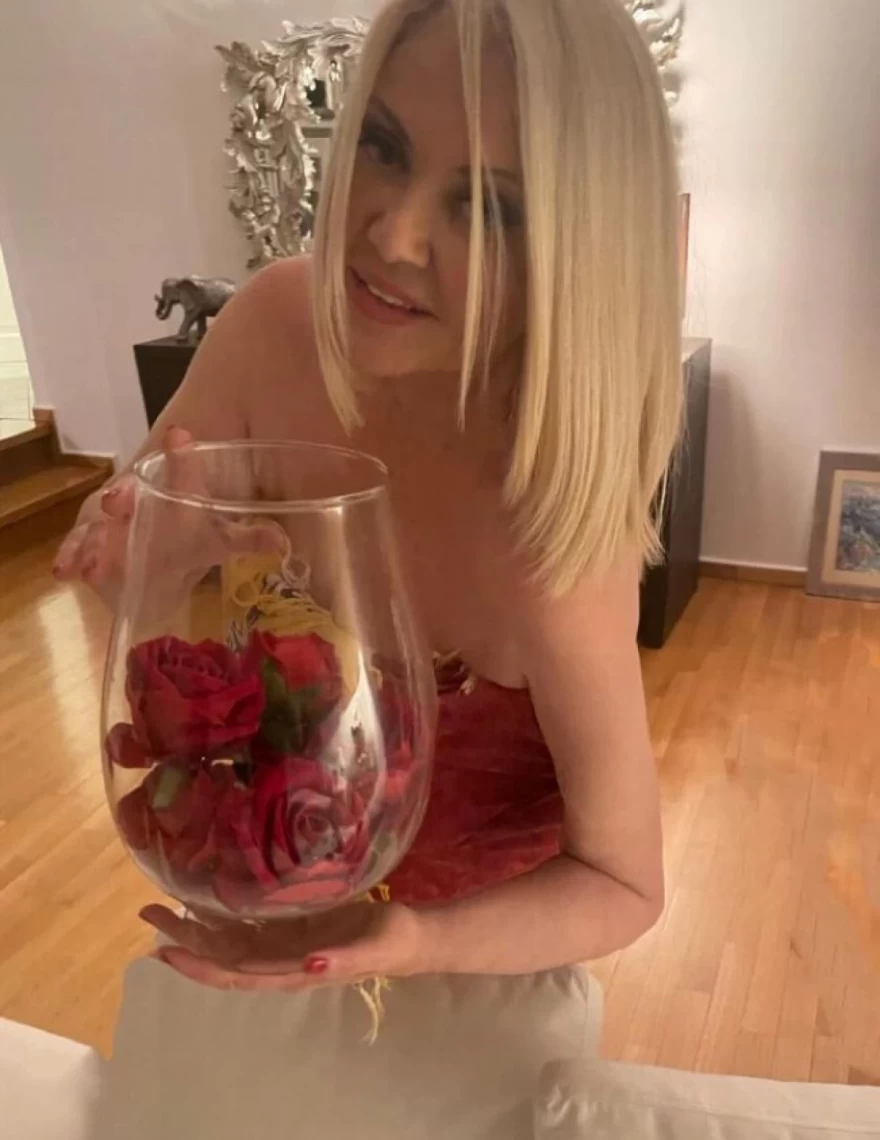 Ρούλα Κορομηλά - πάτωμα