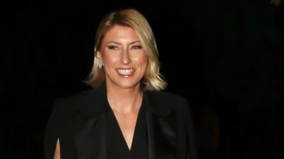 Στα κόκκινα: Το λαμπερό Χριστουγεννιάτικο έλατο που στόλισε η Σία Κοσιώνη στο ΣΚΑΪ μαζί με το γιο της