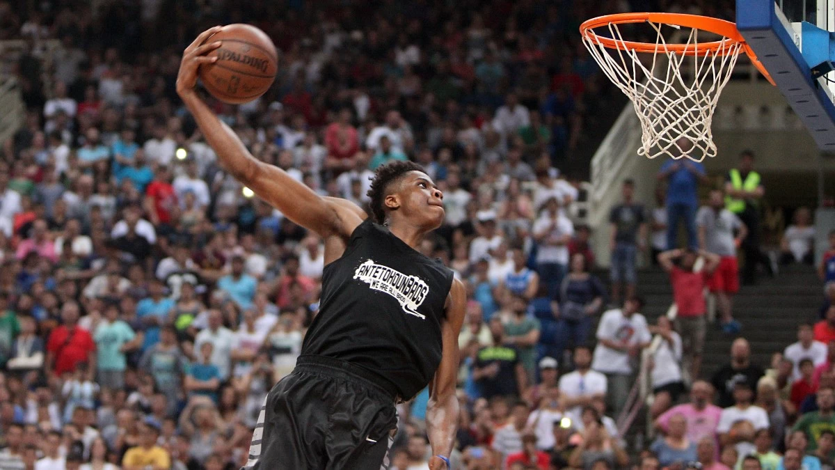 Κώστας Αντετοκούνμπο: «Όταν πέθανε ο πατέρας μου κατάλαβα ότι...» - Όλα όσα είπε για την απώλεια, τον ρατσισμό και τα δύσκολα παιδικά χρόνια