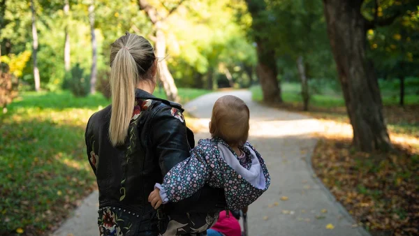 "H ζωή ως ανύπαντρη μαμά έναν χρόνο μετά: Αυτά είναι τα 10 πράγματα που θα ήθελα να ήξερα από την αρχή"
