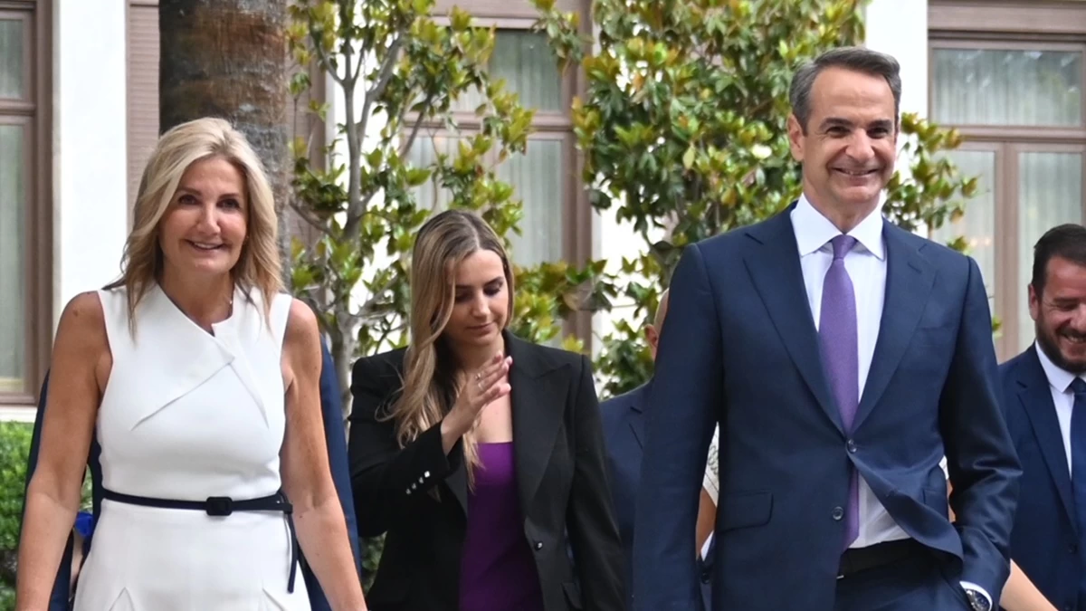 Κυριάκος Μητσοτάκης: Οικογενειακή φωτογραφία μαζί με τα τρία του παιδιά και τη σύζυγό του, Μαρέβα Γκραμπόφσκι