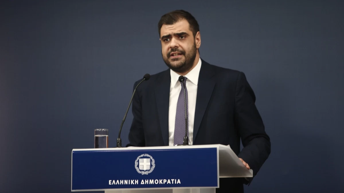 Παύλος Μαρινάκης: Η πρώτη δημόσια ανάρτηση με το νεογέννητο γιο του και τη σύζυγό του